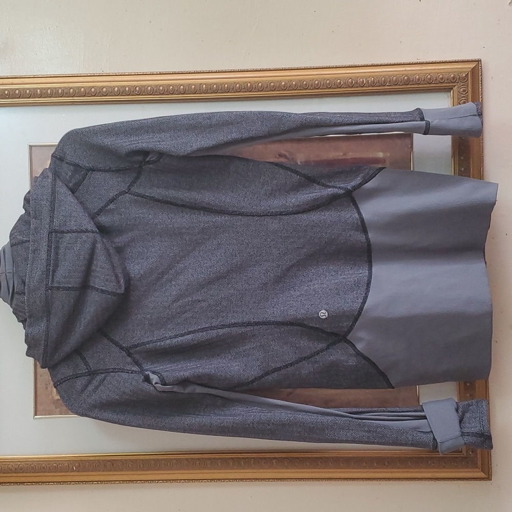 LULULEMON HOODIE SWEATER SIZE 6
